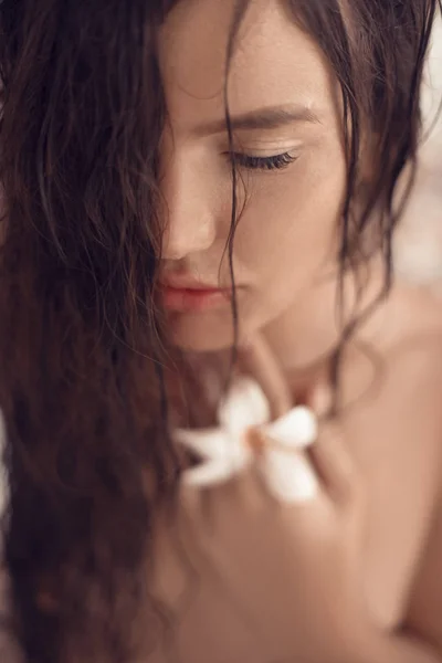 Primer plano mujer húmeda portait con plumeria flor tropical en la h —  Fotos de Stock