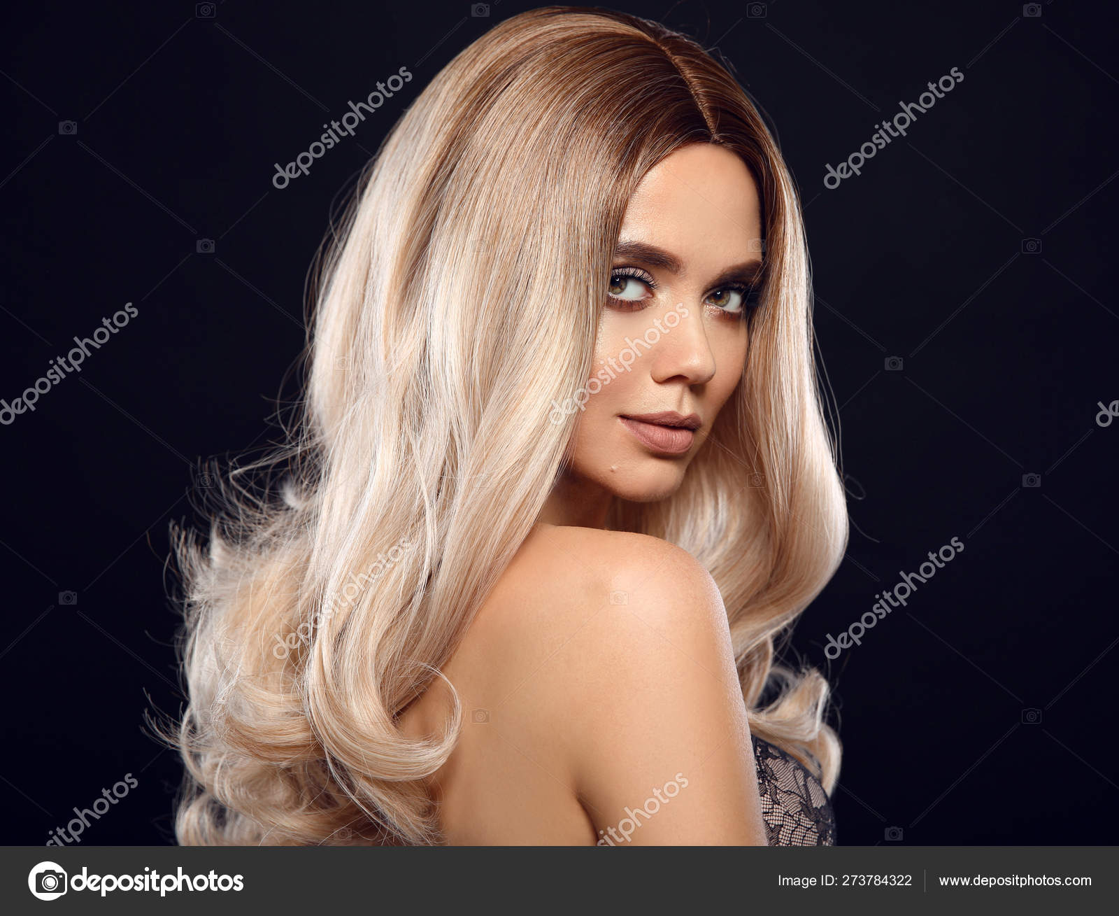 Modelo de penteado e rosto de beleza closeup linda mulher loira com cabelo  loiro comprido e liso estilo