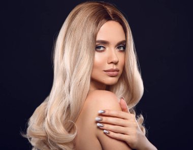 Ombre sarışın dalgalı saç. Güzellik moda sarışın kadın portre. Bea