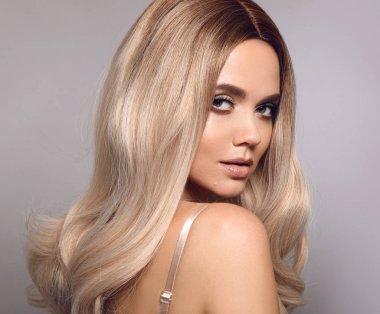 Ombre sarışın parlak saç. Güzellik moda sarışın kadın portre. Olabilir