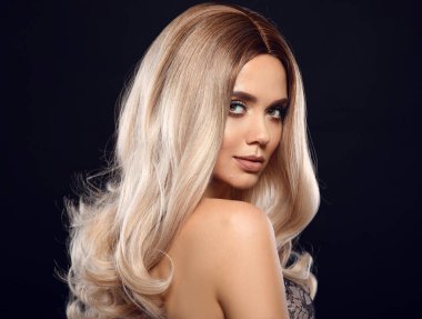 Ombre sarışın kıvırcık saçlı. Güzellik moda sarışın kadın portre. Olabilir