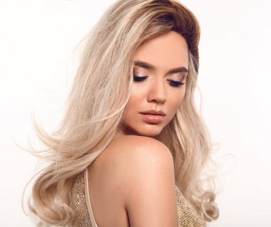 Ombre sarışın dalgalı saç. Güzellik moda sarışın kadın portre. Bea