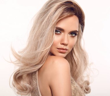 Ombre sarışın dalgalı saç. Güzellik moda sarışın kadın portre. Bea