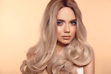 Ombre sarışın dalgalı saç modeli. Güzellik moda sarışın kadın portre