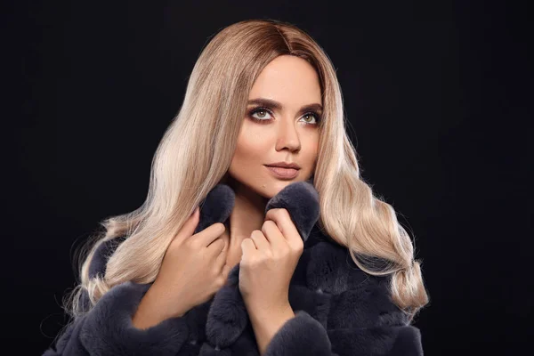 Blondýnka v kožním kabátě. Ombre blond kudrnaté vlasy. Krása — Stock fotografie