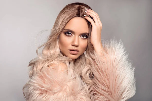 Sexy woman wears in pink fur coat. Ombre blond hairstyle. Beauty — Stock Photo, Image