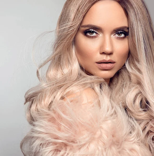 Ombre blond frisyr. Skönhet mode blonda porträtt. Sexiga kvinnan — Stockfoto