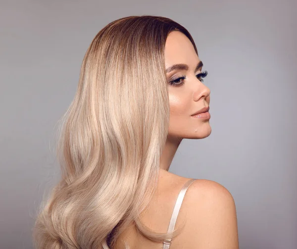 Ombre rubio pelo brillante. Retrato de mujer rubia de moda de belleza. Sé — Foto de Stock