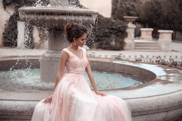 Bela noiva em vestido de noiva rosa. Retrato romântico exterior — Fotografia de Stock