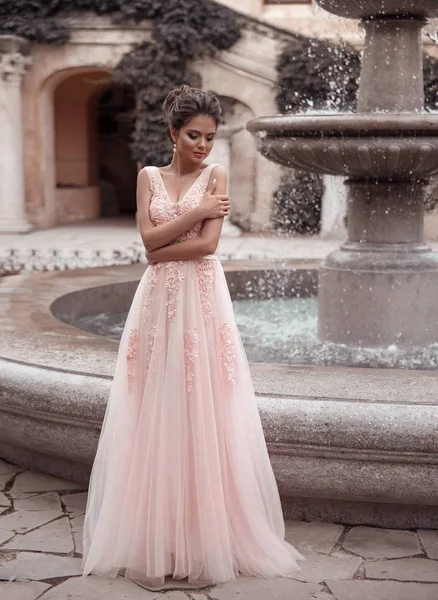 Piękna panna młoda w różowej sukni ślubnej. Romantyczny portret na zewnątrz — Zdjęcie stockowe
