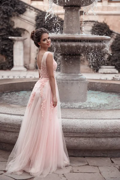 ピンクのウェディングドレスで美しい花嫁。屋外ロマンチックな肖像画 — ストック写真