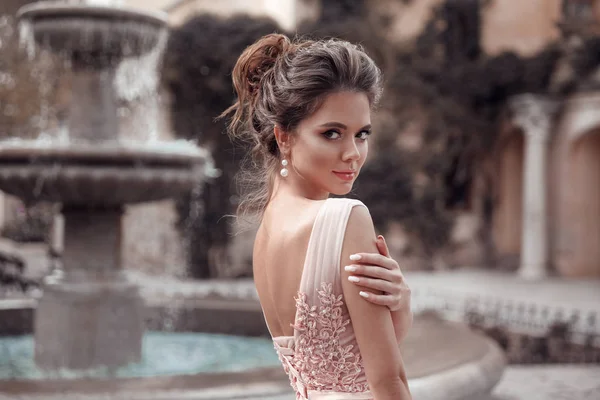 Hermosa novia con pendientes de perla joyería lleva el baile de graduación rosa dres — Foto de Stock