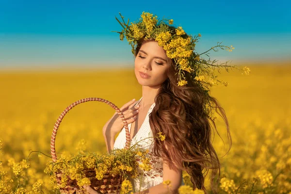 Bella giovane donna con ghirlanda su lunghi capelli sani su Urlare — Foto Stock