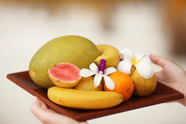 meyve salata tabağı izole, tropikal Bali kavramı