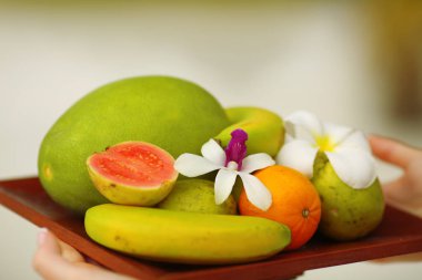 meyve salata tabağı izole, tropikal Bali kavramı