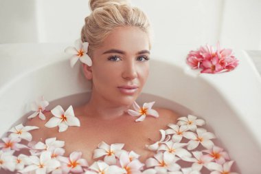Spa dinlenmek. Bira zevk banyo ile Plumeria tropikal çiçekler. 
