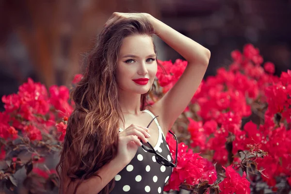 Pinup ragazza con le labbra rosse trucco. Stile di vita estivo moda portra — Foto Stock