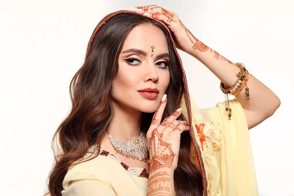 メフェンディ 白い上に隔離された参照してください美しいインドの少女の肖像画 Kundan黄金の宝石セットと幸せなHindu女性モデル 伝統的なインドの衣装Lehenga Choli ヘナ絵手に — ストック写真