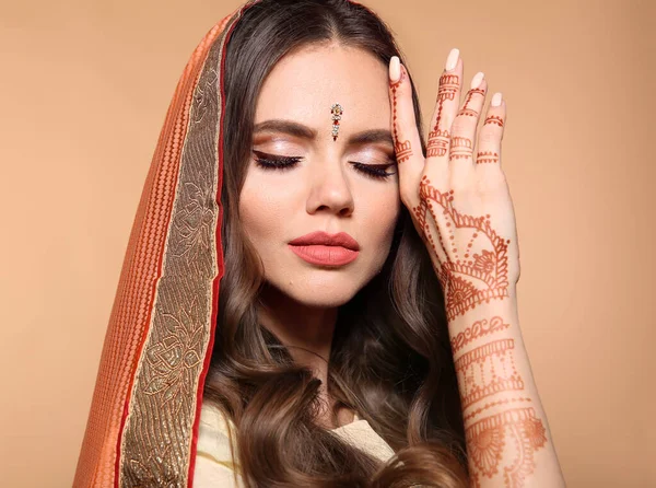 メフェンディ ベージュで隔離された参照してください美しいインドの少女の肖像画 Kundan黄金の宝石セットと若いHindu女性モデル 伝統的なインドの衣装Lehenga Choli ヘナ絵手に — ストック写真