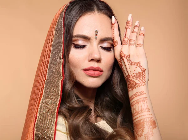 Mehendi Retrato Menina Indiana Bonita Saree Isolado Bege Modelo Mulher — Fotografia de Stock