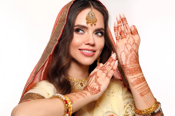 Mehendi Porträtt Vacker Indiansk Flicka Saré Glad Hindu Kvinna Modell — Stockfoto