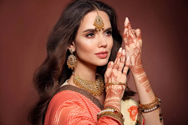 Mehendi Porträtt Vacker Indiansk Flicka Sari Ung Hindu Kvinna Modell — Stockfoto