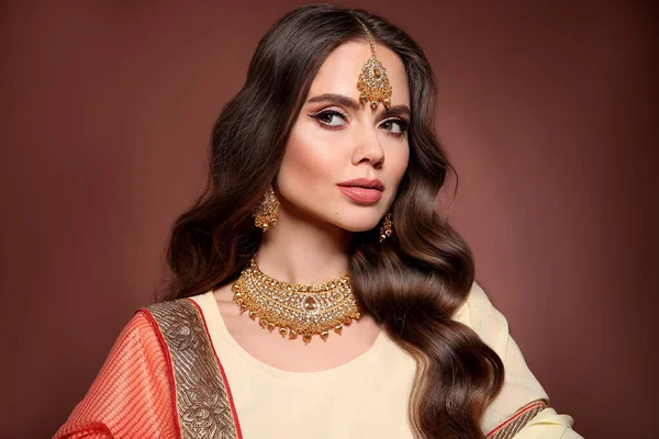 Портрет Красивой Индийской Девушки Сари Молодая Индуистка Модель Золотым Набором — стоковое фото