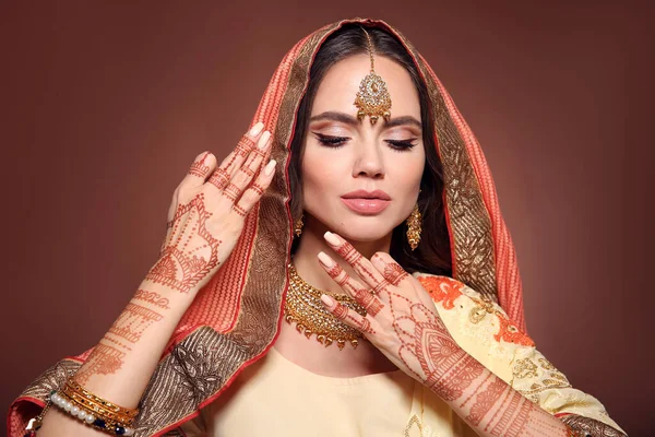 Mehndi Portrait Beautiful Indian Girl Saree Young Hindu Woman Model — Stock Photo, Image