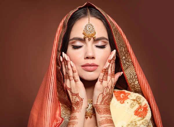 Jestem Mehndi Portret Pięknej Indyjskiej Dziewczyny Sari Młoda Hinduska Modelka — Zdjęcie stockowe