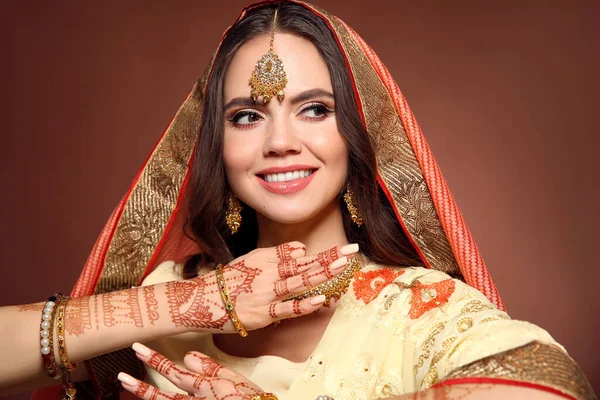 Det Mehndi Porträtt Vacker Indiansk Flicka Saré Ung Hindu Kvinna — Stockfoto