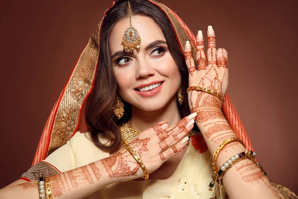 Det Mehndi Porträtt Vacker Indiansk Flicka Saré Ung Hindu Kvinna — Stockfoto