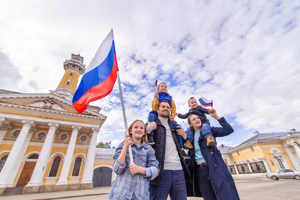 俄罗斯联邦国旗日 友好的年轻 完整的俄罗斯传统大家庭举着国旗 爱国心公民的国籍 庆祝快乐12日8月22日11月4日 — 图库照片