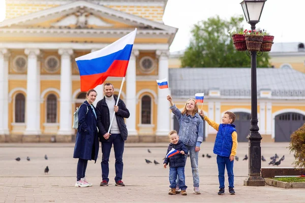 День Флага Российской Федерации Большая Дружелюбная Молодая Традиционная Российская Семья Стоковое Фото
