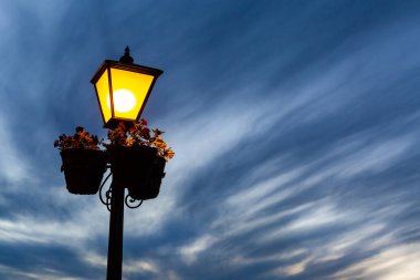 Rusya 'nın Kostroma Altın Yüzüğü. Güzel manzara. Gün batımında şehrin sembolü. Kartpostal Yerel turizm gezisi. Seyahat. Gökyüzüne karşı fener. Yaroslavl Ivanovo Kineshma. şehir ışıkları 