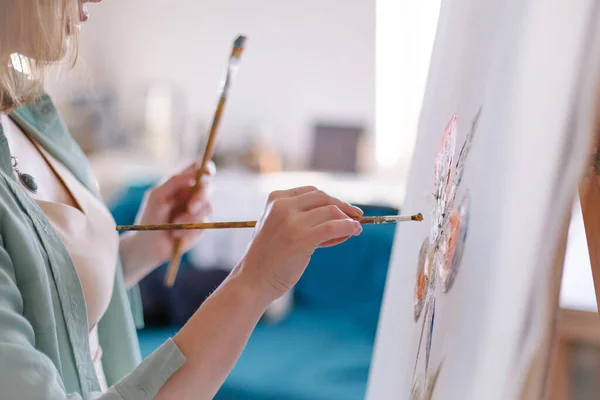 Junge Frau Bemalt Eine Palette Von Pinseln — Stockfoto