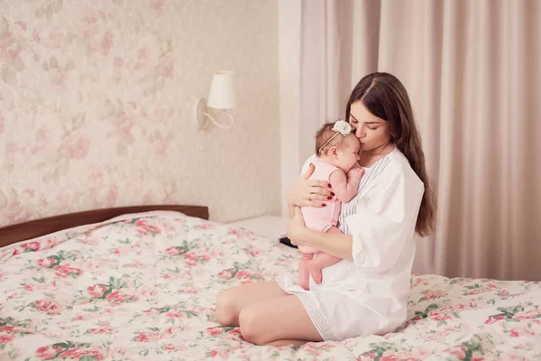 Mladá Matka Válí Své Dítě Zpívá Ukolébavku Doma Neklidné Dítě — Stock fotografie