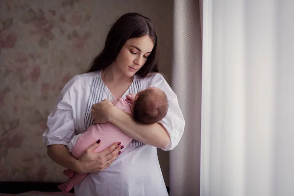 Mladá Matka Válí Své Dítě Zpívá Ukolébavku Doma Neklidné Dítě — Stock fotografie