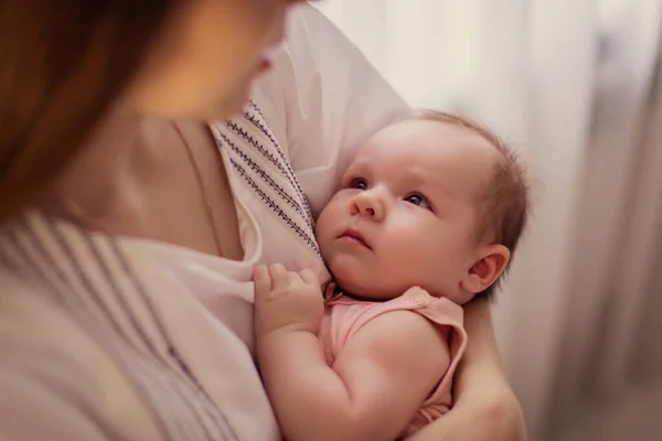 Anne çocuğunu sallıyor ve evde ninni söylüyor. Huzursuz bir çocuk uyumaz. Yeni doğmuş anneliği önemsemek. Anne sevgisi. Dadı. Yorgun bir kadın. Uykusuzluk çek. Anne kucağında bebek var.. 