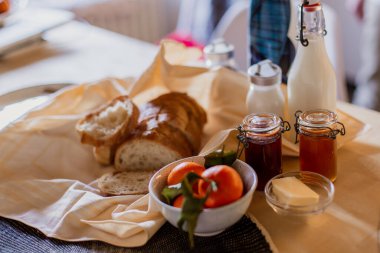 Lezzetli taze kıta kahvaltısı. Besleyici sağlıklı kırsal yiyecekler. Çıtır aromalı ekmek, reçel, meyve, tereyağı. Akdeniz italyan yemeği. Demirleme aşçılığı 