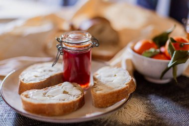 Lezzetli taze kıta kahvaltısı. Besleyici sağlıklı kırsal yiyecekler. Çıtır aromalı ekmek, reçel, meyve. Akdeniz italyan yemeği. Demirleme aşçılığı. Tereyağlı tost