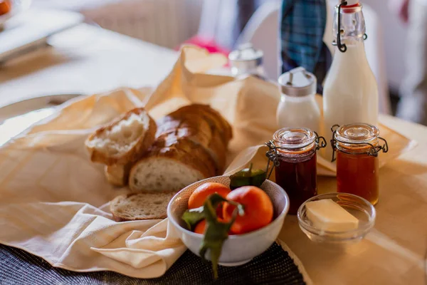 Lezzetli taze kıta kahvaltısı. Besleyici sağlıklı kırsal yiyecekler. Çıtır aromalı ekmek, reçel, meyve, tereyağı. Akdeniz italyan yemeği. Demirleme aşçılığı 