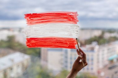 18 Kasım 'da Letonya Cumhuriyeti' nin ilan edildiği gün. Pencerede vatansever çizimleri var. Gurur verici. Vatanseverlik seçimleri. Kırmızı bayrak. Kadın oylaması. Avusturya Ulusal Etiketi 26 Ekim