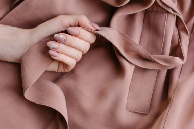 Havalı sonbahar manikürü süper görünüş. Bej, çıplak jel cilası. Metin için üst görünüm yeri. Uzay afişini kopyala. Pembe hassas mat gözlükler. Lüks doğal tasarım. Moda 2020 Ekim. Sıcak yağmurluk