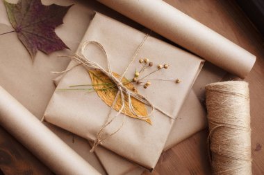 Şükran Günü hediye paketi. Sonbahar havası. Kuru yapraklar, dekorasyon için doğal bitki örtüsü kağıdı. Hediye doğum günü Ekim