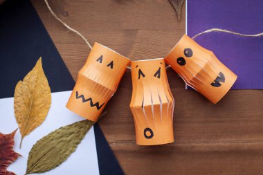 Adım adım talimat. Yedinci adım Çocuk El Sanatları Kağıt Makası Cadılar Bayramı için balkabağı çelengi yapıştırıcısı. El yapımı eğlence geliştirme. Çocuk eğitimi yaratıcılık için bir fikirdir. Basit dekor