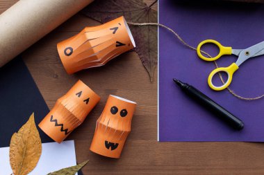 Adım adım talimat. Yedinci adım Çocuk El Sanatları Kağıt Makası Cadılar Bayramı için balkabağı çelengi yapıştırıcısı. El yapımı eğlence geliştirme. Çocuk eğitimi yaratıcılık için bir fikirdir. Basit dekor