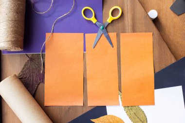 Adım adım talimat. Adım 2: Çocukların el işi kağıt makasları Cadılar Bayramı için balkabağı çelenkleri yapıştırıyor. El yapımı eğlence geliştirme. Çocuk eğitimi yaratıcılık için bir fikirdir. Basit dekor