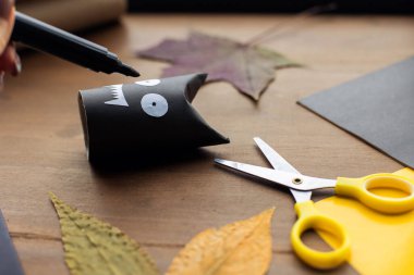 Adım adım talimat. Cadılar bayramı için 7. Adım Çocuk El Sanatları. Kağıt çelenk süslemesi. Korkunç komik siyah yarasa. Tuvalet kolundan yapılmış. Okul eğitiminde sınıflar için fikirler