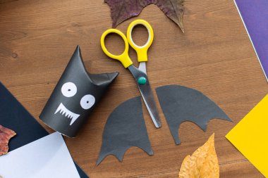 Adım adım talimat. Cadılar bayramı için 8. Adım Çocuk El Sanatları. Kağıt çelenk süslemesi. Korkunç komik siyah yarasa. Tuvalet kolundan yapılmış. Okul eğitiminde sınıflar için fikirler