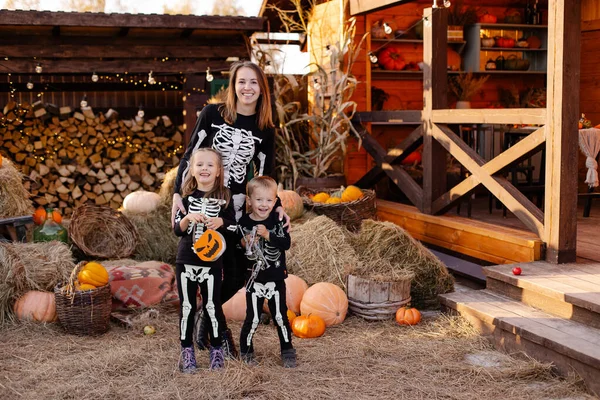 Mama Dzieci Tym Samym Kostiumie Halloween Święto Maskarady Października Jesienią — Zdjęcie stockowe